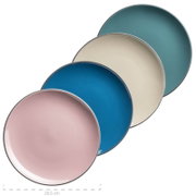 Vier runde, flache Teller in Pastellfarben (Rosa, Blau, Creme, Petrol) mit dunklem Rand, schräg überlappend auf weißem Hintergrund, Ansicht von oben in leichter Schrägperspektive; unten Maßangabe 20,5 cm