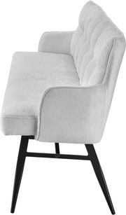 Seitenansicht einer modernen, gepolsterten Bank mit hellgrauem Stoffbezug und schwarzen Metallbeinen.