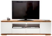 Frontansicht eines TV-Lowboards mit Holzoberfläche, weißem Korpus, einem Fernseher, einem Deko-Hasen und zwei elektronischen Geräten in der Mitte.