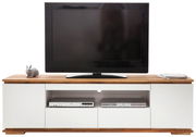 Frontansicht eines TV-Lowboards mit Holzoberfläche, weißem Korpus, einem Fernseher, einem Deko-Hasen und zwei elektronischen Geräten in der Mitte.