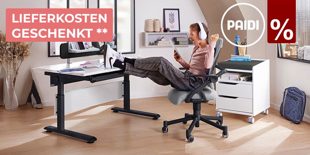 Mädchen sitzt entspannt am höhenverstellbaren Schreibtisch mit Kopfhörern im hellen Arbeitszimmer, Text „Lieferkosten geschenkt**“.