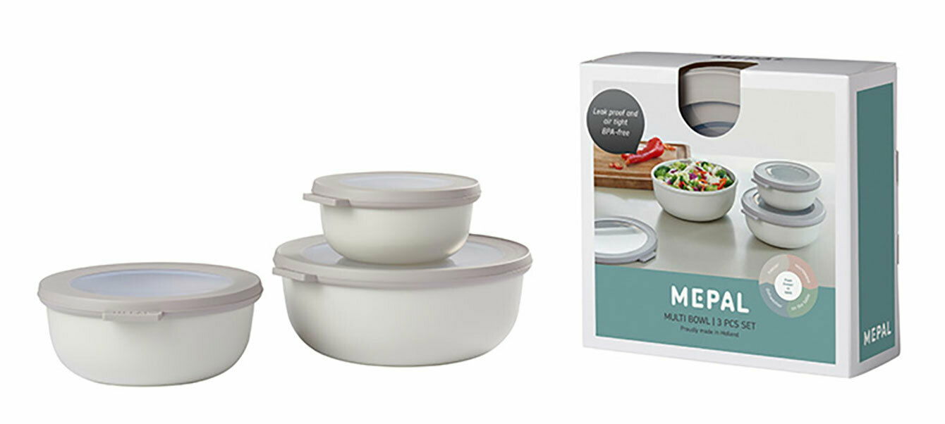 Dreiteiliges Multischüssel-Set in Weiß mit grauen Deckeln, seitliche Perspektive, neben der Produktverpackung.