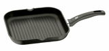 Grillpfanne aus Aluguss, quadratisch mit Rillen, schwarze Farbe, seitliche Perspektive