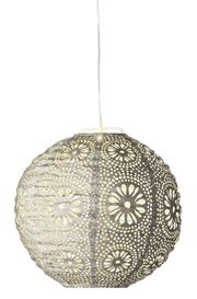 Hängende Solar Laterne mit filigranem Blumenmuster, seitliche Perspektive