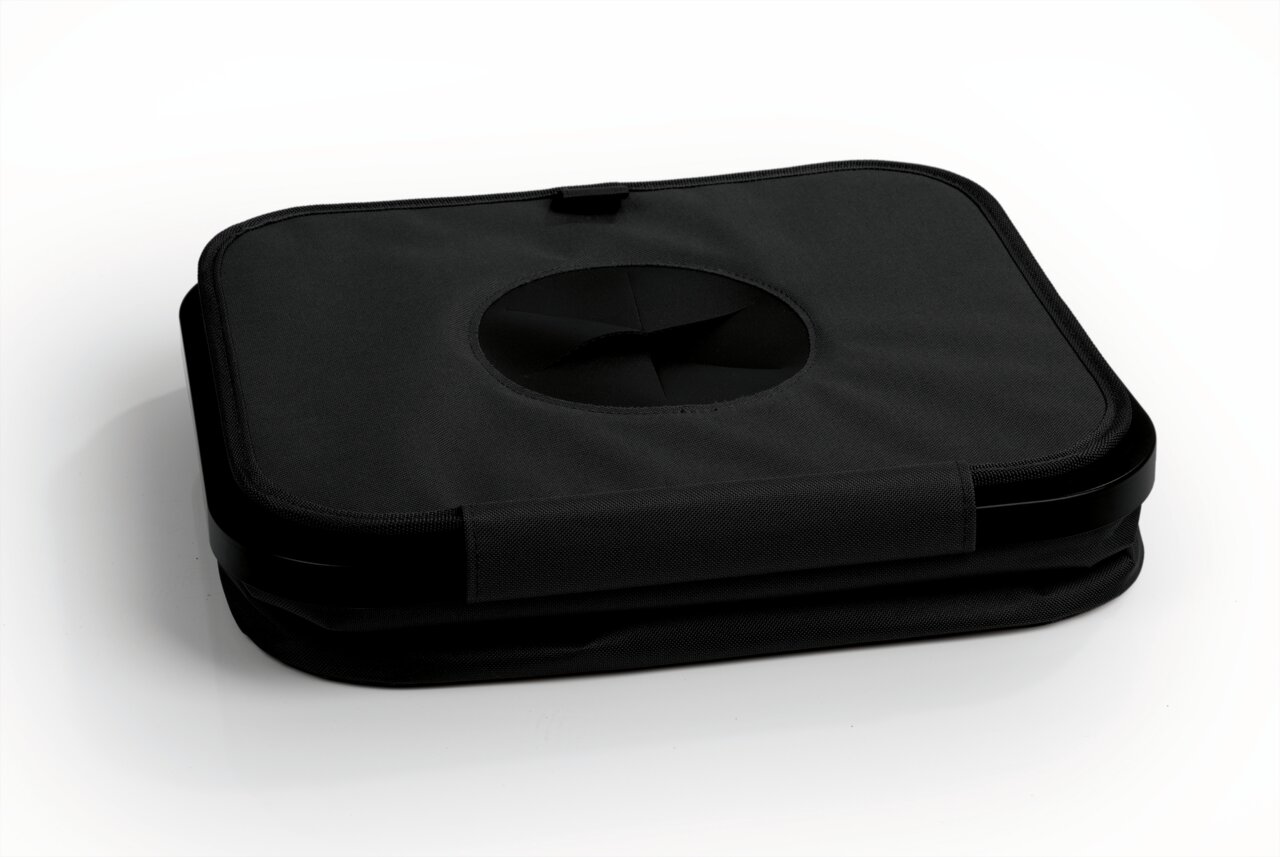 Schwarzer Pfandflaschen Sammelbehälter in rechteckiger Form, von oben betrachtet, mit einem runden Eingangsloch in der Mitte des Deckels.