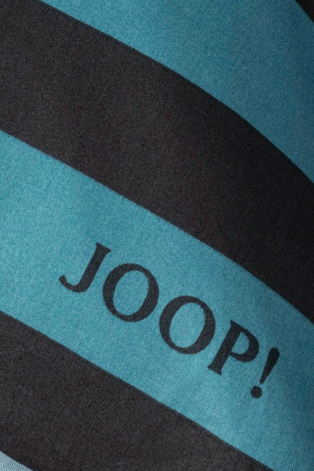 Nahaufnahme von gestreifter Bettwäsche mit dem Schriftzug 'JOOP!' in Blau und Schwarz.