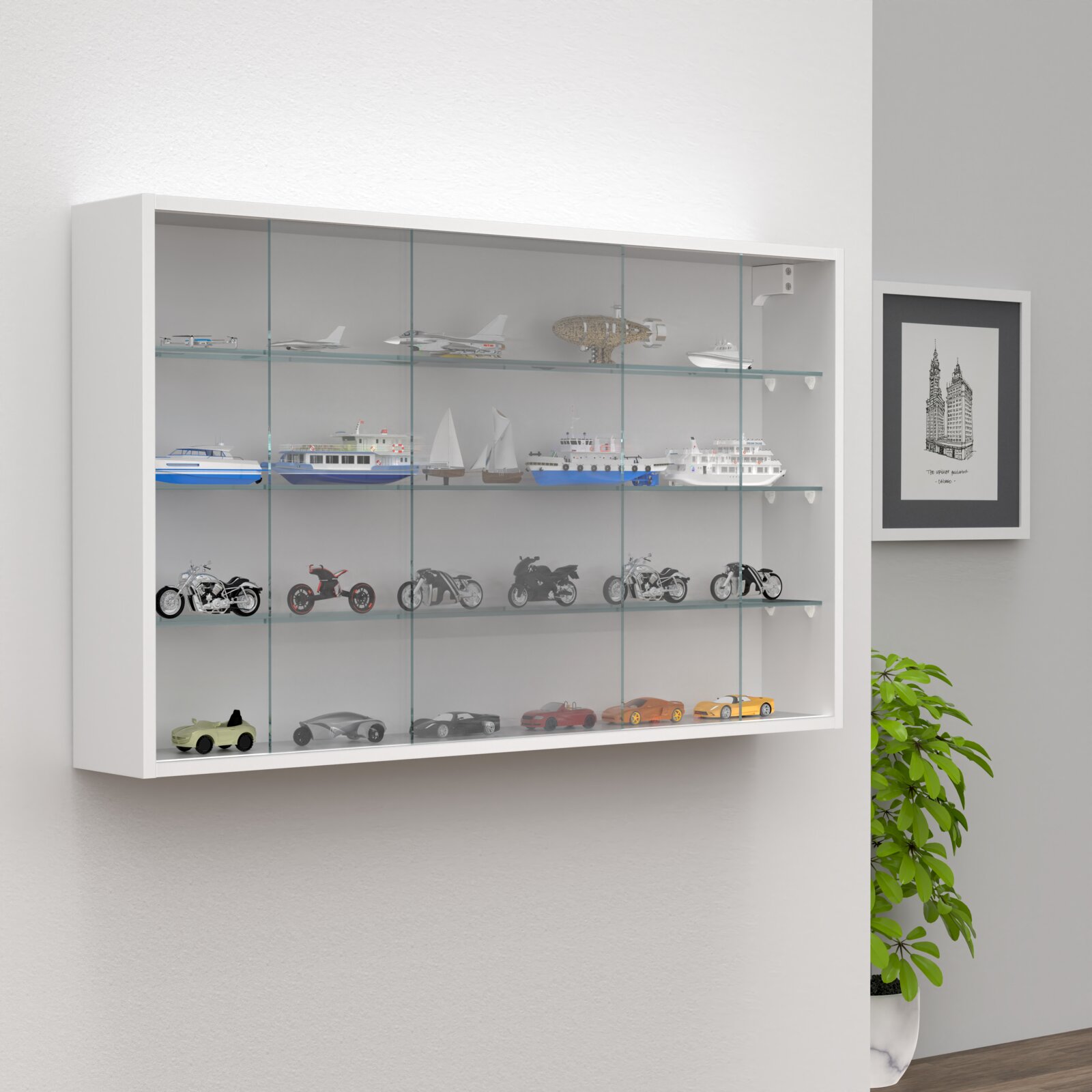 Weißes, wandmontiertes Sammlervitrinen-Regal mit Glasfront und Glasböden, gefüllt mit Modellfahrzeugen und -schiffen, in leichter Schrägansicht von vorne links.
