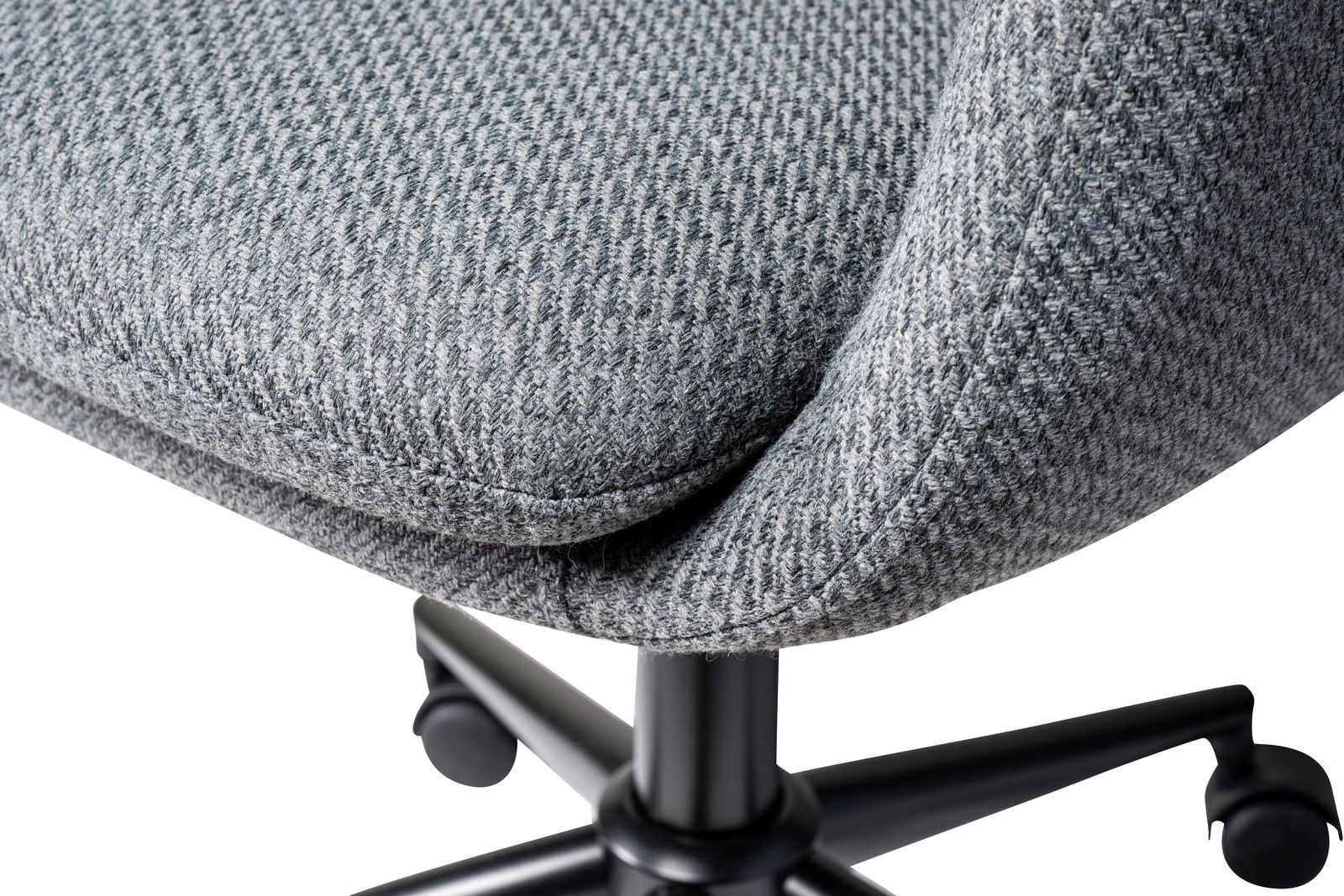 Nahaufnahme eines grauen Drehstuhls mit Stoffbezug und schwarzem Fußgestell, seitliche Perspektive.