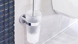 Wandmontierte WC-Bürste in einem matten Glasbehälter mit Chromhalterung, seitliche Perspektive