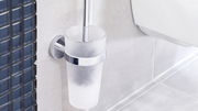Wandmontierte WC-Bürste in einem matten Glasbehälter mit Chromhalterung, seitliche Perspektive