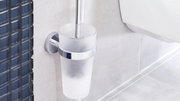 Wandgemonteerde wc-borstel in een matglazen houder met chromen beugel, zijaanzicht