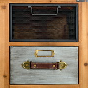 Nahaufnahme eines Bar- und Servierwagens mit einem Metallgitterfach und einer Schublade mit Ledergriff, aus Holz und Metall gefertigt.