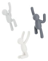 Drei Wandhaken in Form von stilisierten Figuren in verschiedenen Posen, aus der Frontalperspektive fotografiert.