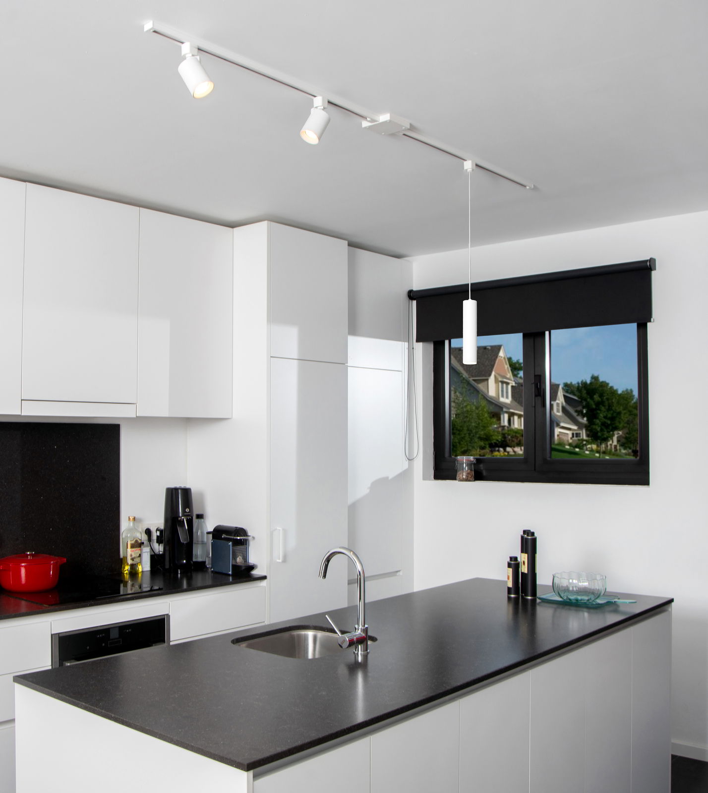 Weißer Strahler NIGEL an der Decke einer modernen Küche, seitliche Perspektive