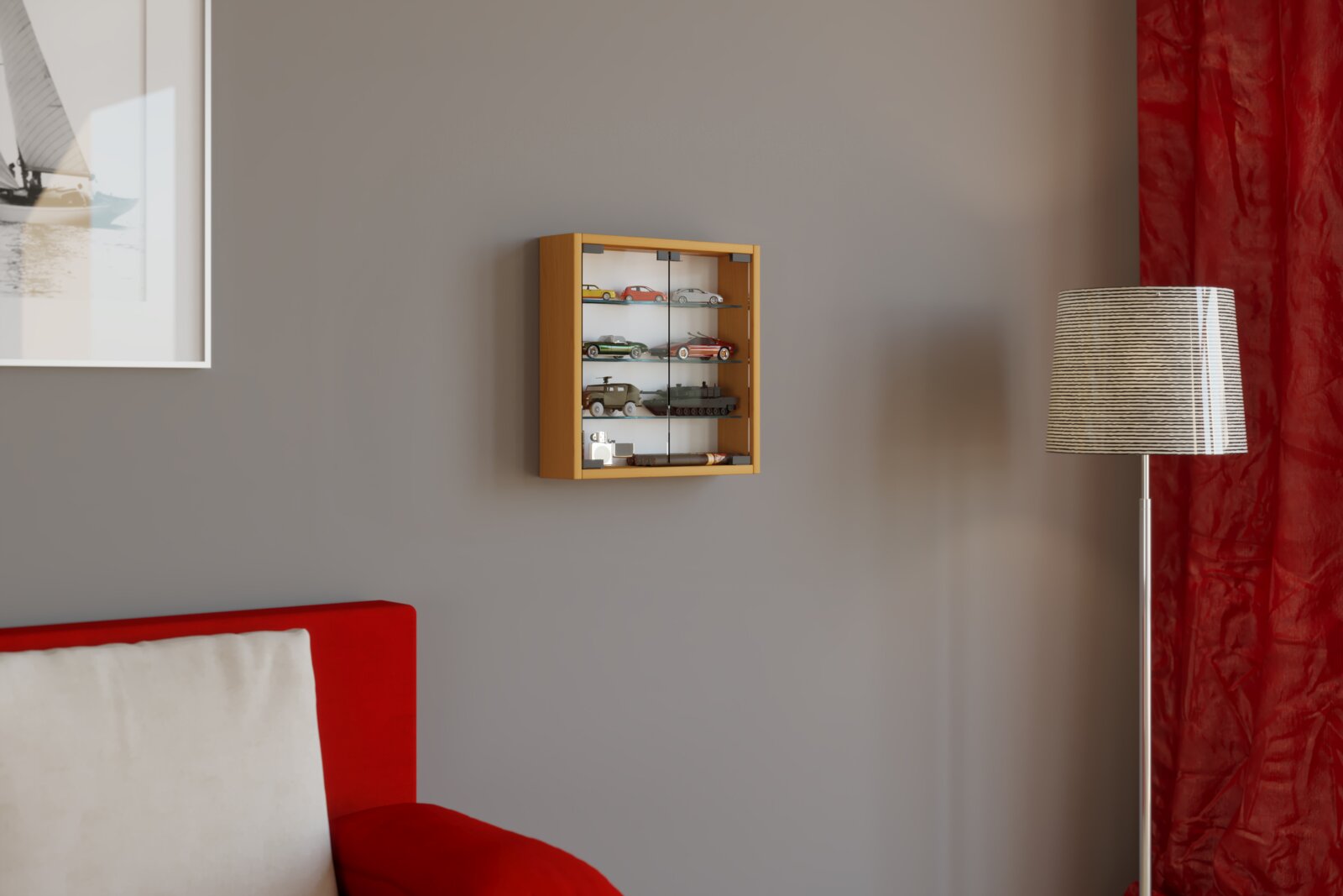 Frontale Ansicht einer an der Wand montierten Vitrine aus hellem Holz mit Glas-Schiebetüren, gefüllt mit Modellautos, im Wohnzimmer neben Stehlampe und rotem Vorhang.