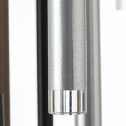 Nahaufnahme eines zylindrischen Metallteils mit gebürsteter Oberfläche und transparentem Ende, seitliche Perspektive