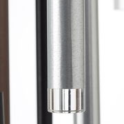 Nahaufnahme eines zylindrischen Metallteils mit gebürsteter Oberfläche und transparentem Ende, seitliche Perspektive