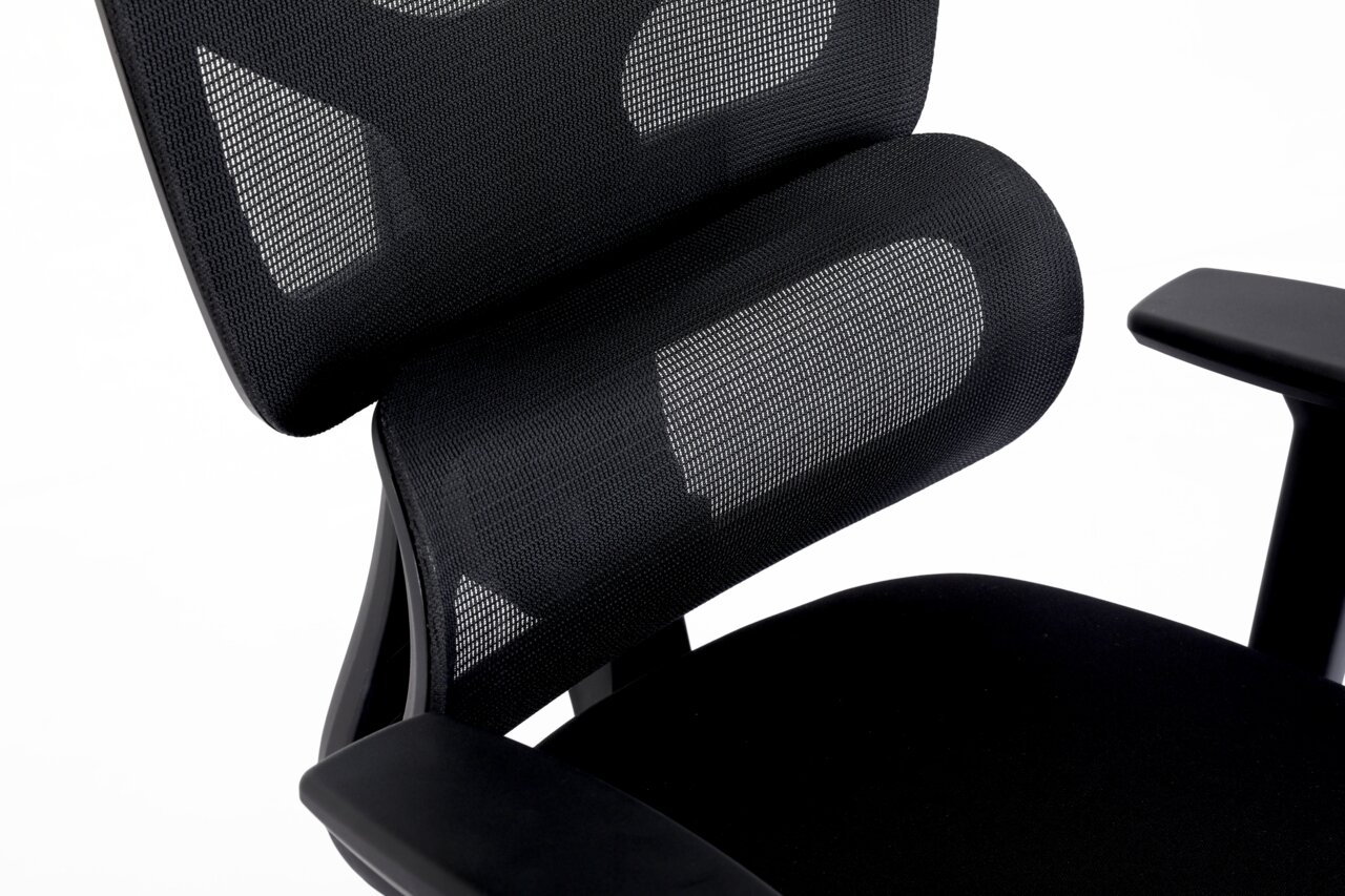 Nahaufnahme eines schwarzen Drehstuhls mit Netzrückenlehne und Armlehne, seitliche Perspektive