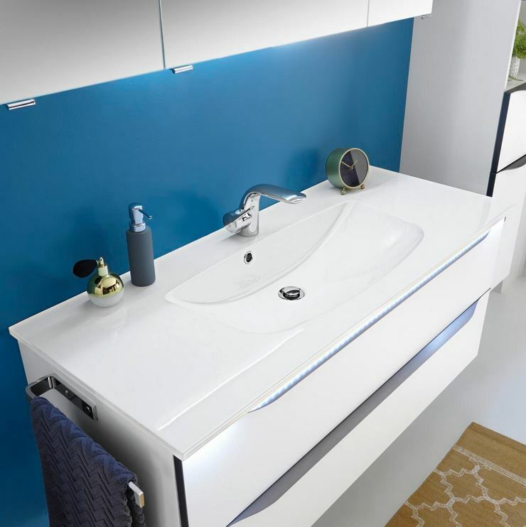 Moderne Badkombination mit weißem Waschbecken und Unterschrank, seitliche Perspektive