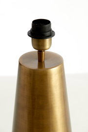 Nahaufnahme eines konischen Lampenfußes aus gebürstetem Metall mit einer schwarzen Lampenfassung, seitliche Perspektive.