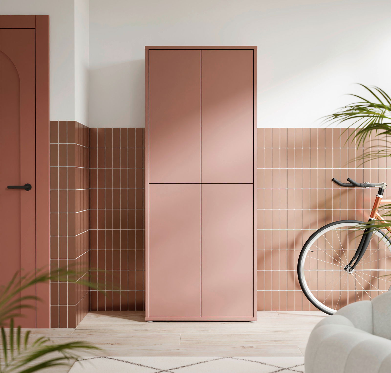 Hochformatiger XL-Schuhschrank in Rosa mit vier Türen, frontal fotografiert, in einem modern eingerichteten Raum mit Fahrrad und Pflanzen.
