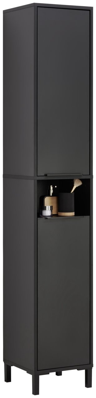 Schwarzer Hochschrank mit zwei Türen und einem offenen Fach in der Mitte, gefüllt mit Accessoires. Frontalansicht.