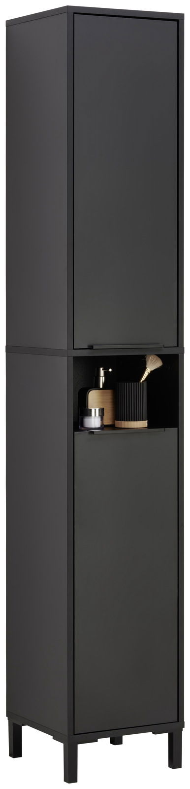 Schwarzer Hochschrank mit zwei Türen und einem offenen Fach in der Mitte, gefüllt mit Accessoires. Frontalansicht.