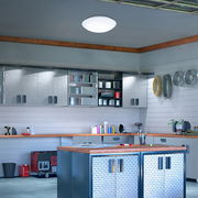 LED-Deckenleuchte mit Bewegungssensor in einer modernen Werkstatt, von unten betrachtet.