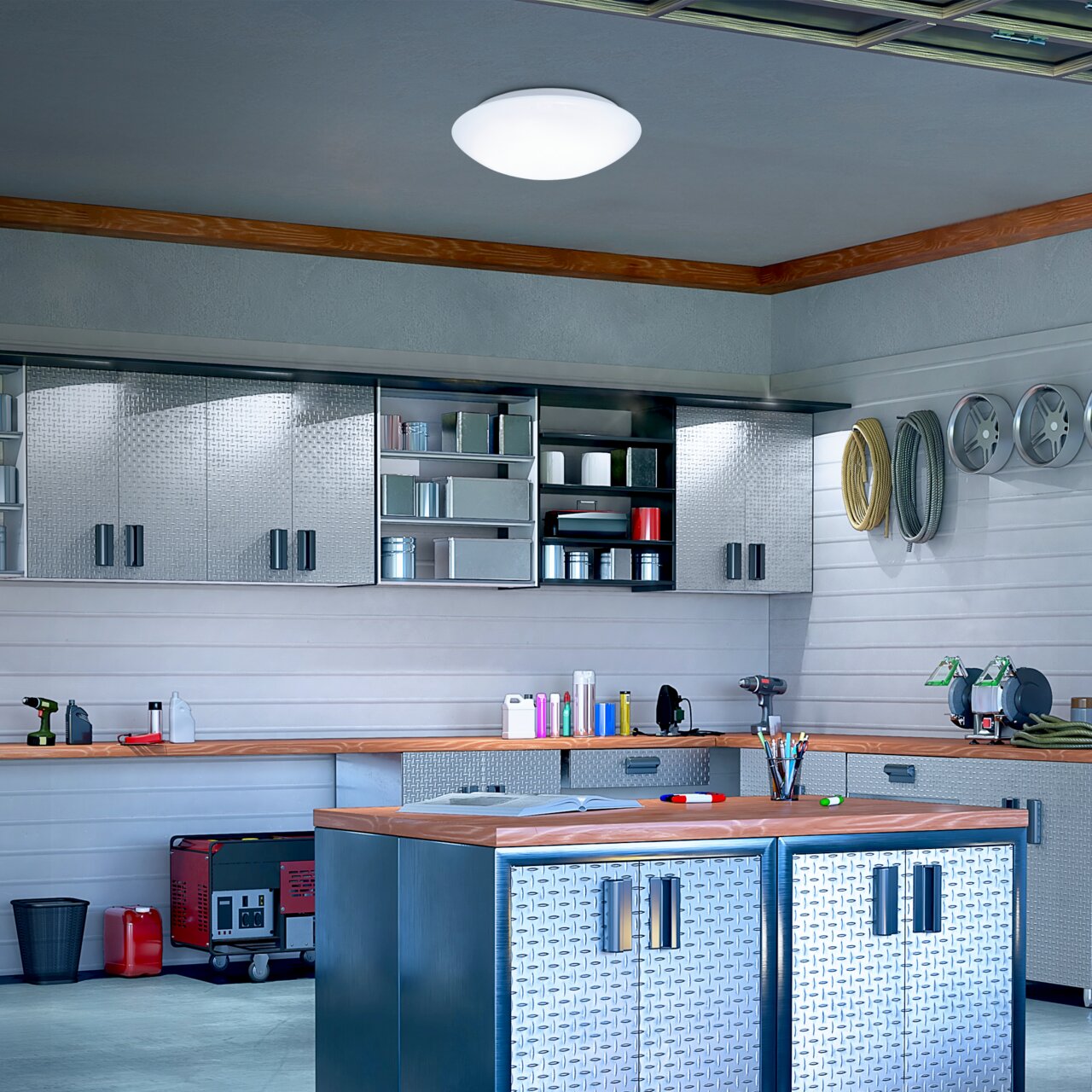 LED-Deckenleuchte mit Bewegungssensor in einer modernen Werkstatt, von unten betrachtet.