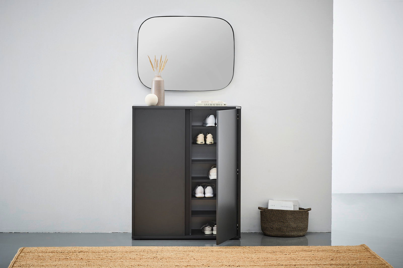 Moderner Schuhschrank in dunklem Design, teilweise geöffnet, mit mehreren Paaren von Schuhen auf den Regalen. Perspektive von vorne.