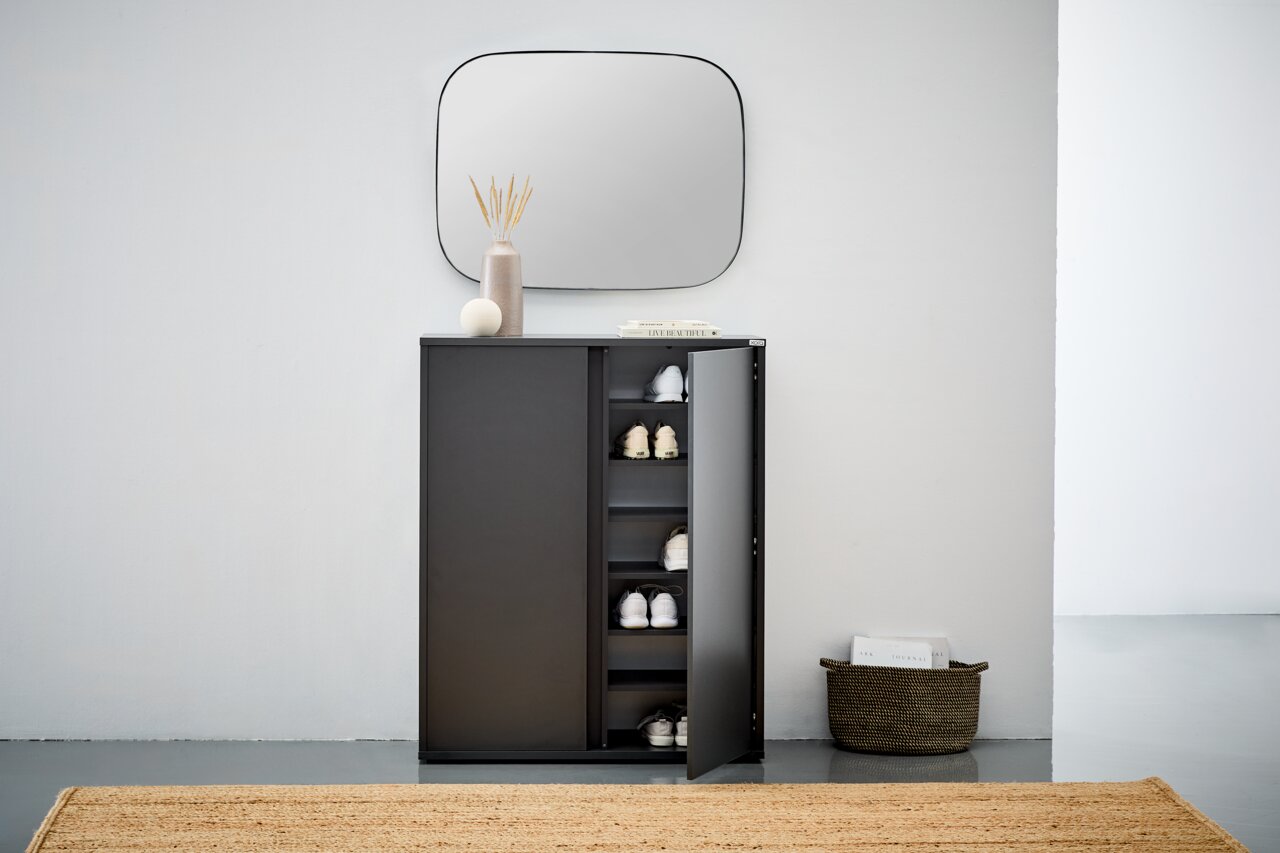 Moderner Schuhschrank in dunklem Design, teilweise geöffnet, mit mehreren Paaren von Schuhen auf den Regalen. Perspektive von vorne.