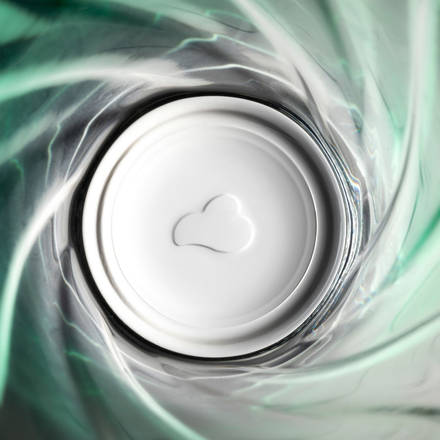 Blick von oben in ein grünes Trinkglas mit Twist-Design, das einen spiralförmigen Effekt erzeugt.