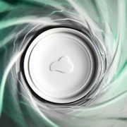 Blick von oben in ein grünes Trinkglas mit Twist-Design, das einen spiralförmigen Effekt erzeugt.