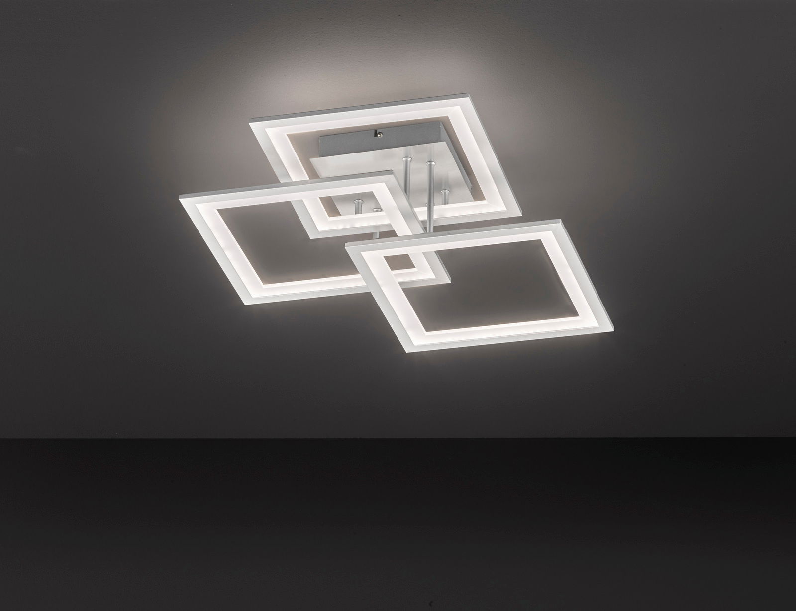 Moderne Deckenleuchte mit drei überlappenden quadratischen Rahmen, von unten betrachtet.