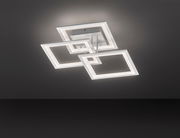 Moderne Deckenleuchte mit drei überlappenden quadratischen Rahmen, von unten betrachtet.