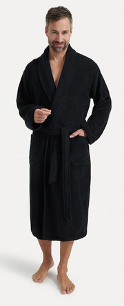 Mann in schwarzem Bademantel mit Schalkragen, Vorderansicht