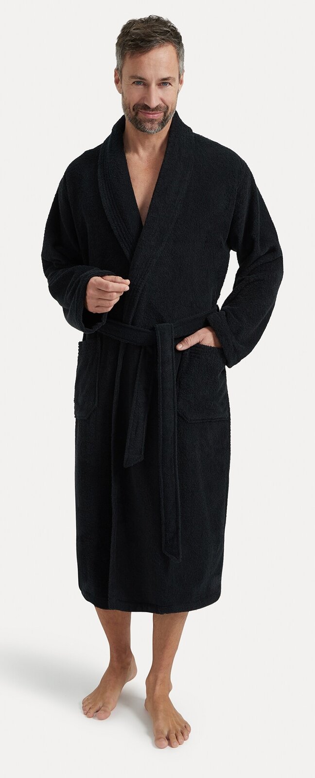 Mann in schwarzem Bademantel mit Schalkragen, Vorderansicht