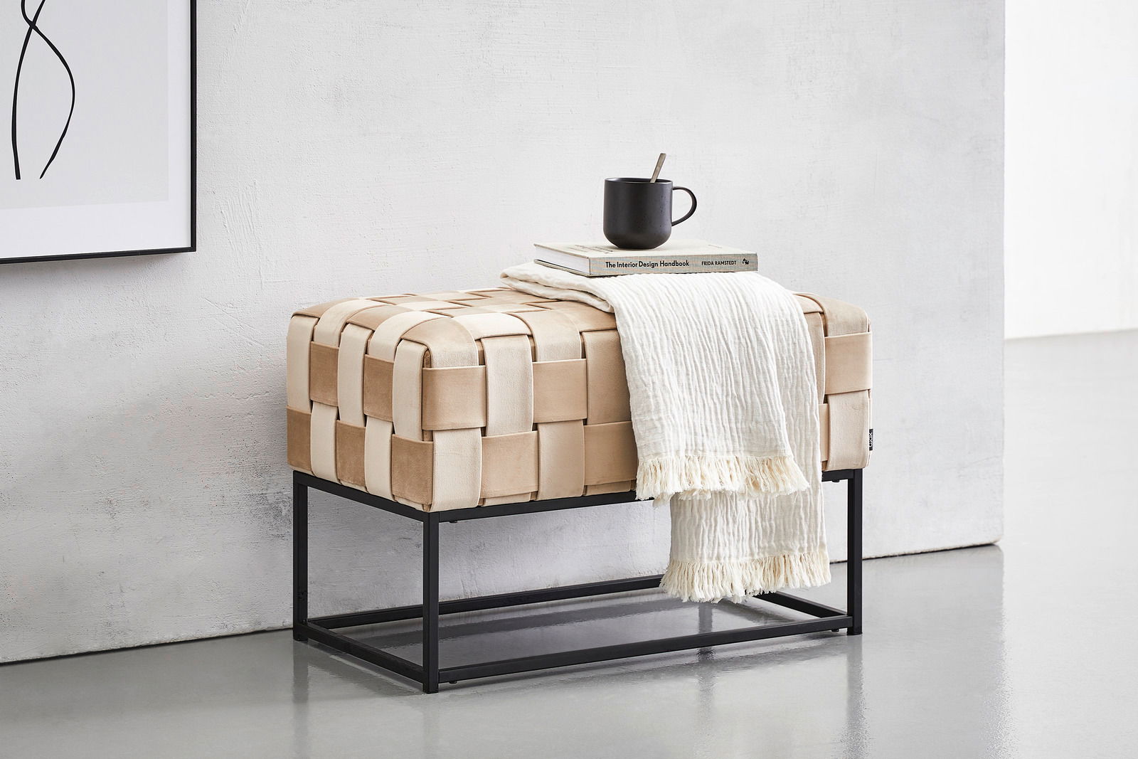 Hockerbank mit geflochtenem Sitz in Beige, auf schwarzem Metallgestell, seitliche Perspektive