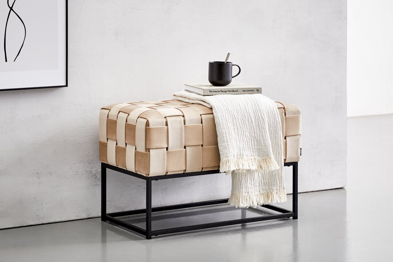 Bankje met gevlochten zitting in beige, op een zwart metalen frame, zijaanzicht