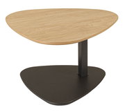 Moderner Couchtisch mit einer dreieckigen Holzplatte und einer schwarzen Metallbasis, seitliche Perspektive