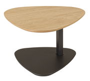 Moderner Couchtisch mit einer dreieckigen Holzplatte und einer schwarzen Metallbasis, seitliche Perspektive