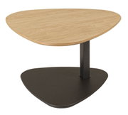 Moderne salontafel met een driehoekig houten blad en een zwart metalen onderstel, zijaanzicht