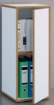 Schmaler, moderner Büroschrank aus hellem Holz mit weißen Front- und Seitenflächen, Tür geöffnet und mit Ordnern sowie Büchern bestückt, fotografiert in leicht schräger Frontansicht.