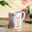 Tasse mit Dinosaurier- und Kinderillustrationen, seitliche Perspektive