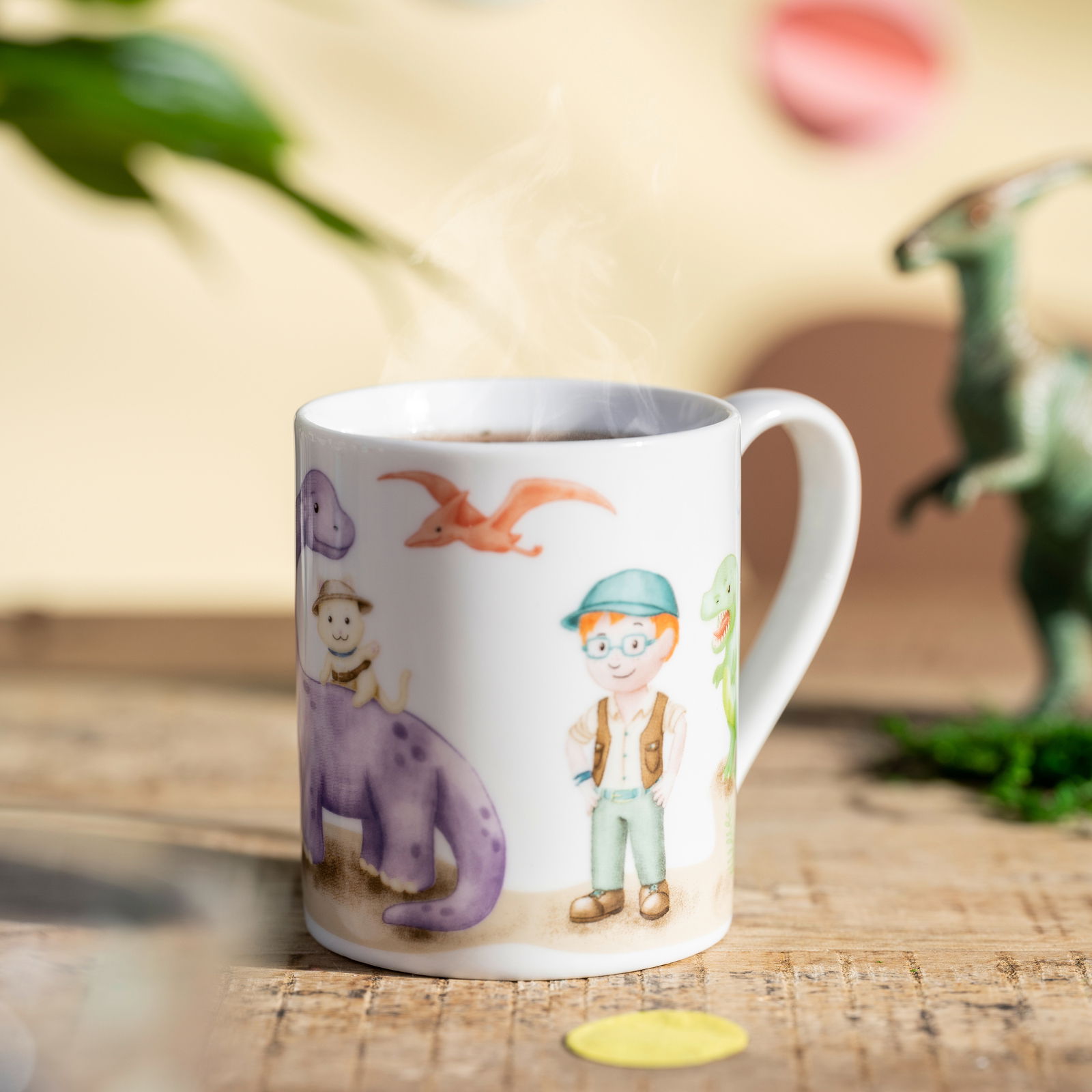 Tasse mit Dinosaurier- und Kinderillustrationen, seitliche Perspektive