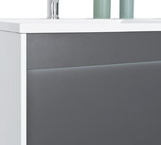 Moderner Waschplatz in Nahaufnahme mit grauer Front und weißer Oberfläche, seitliche Perspektive