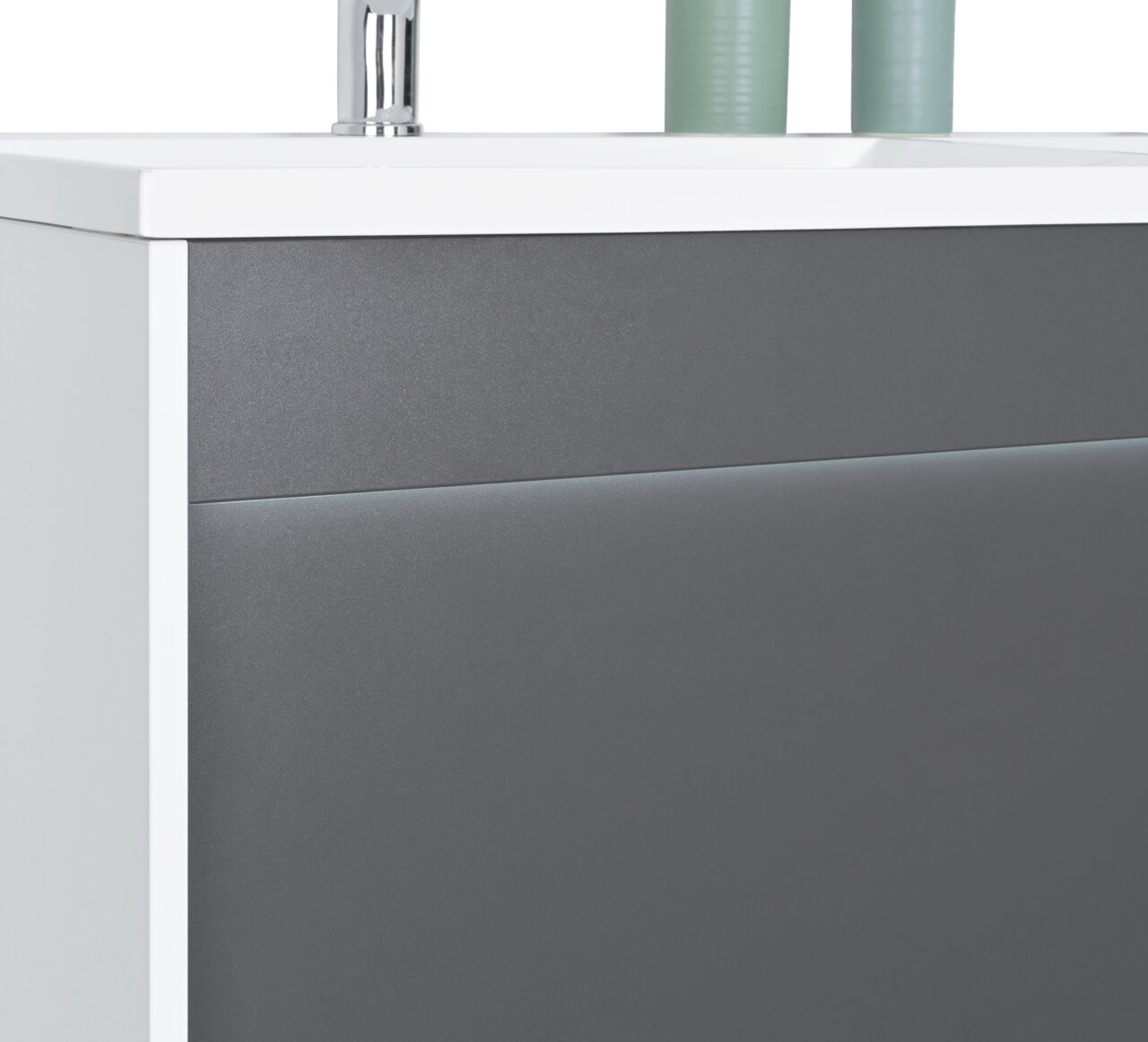 Moderner Waschplatz in Nahaufnahme mit grauer Front und weißer Oberfläche, seitliche Perspektive