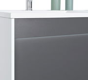 Moderner Waschplatz in Nahaufnahme mit grauer Front und weißer Oberfläche, seitliche Perspektive