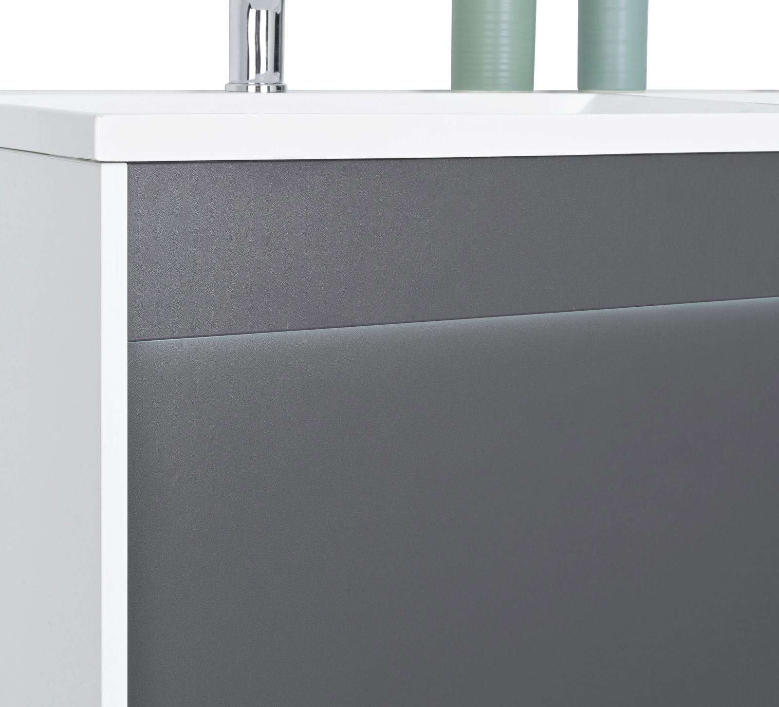 Moderner Waschplatz in Nahaufnahme mit grauer Front und weißer Oberfläche, seitliche Perspektive
