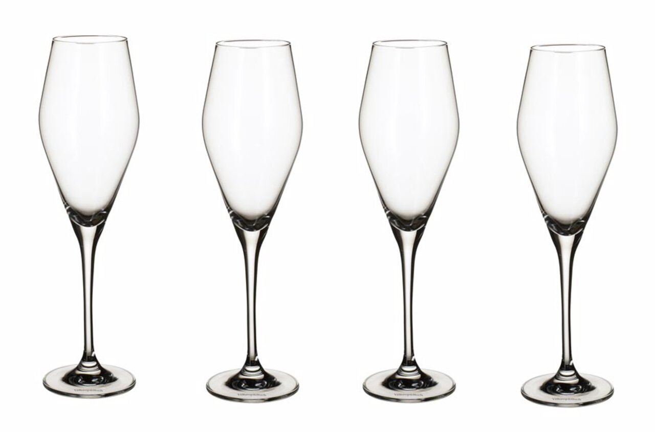 Vier elegante Champagnerkelche aus Glas, frontal abgebildet, ideal für festliche Anlässe.